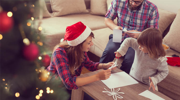 familia haciendo adornos de navidad manualidades