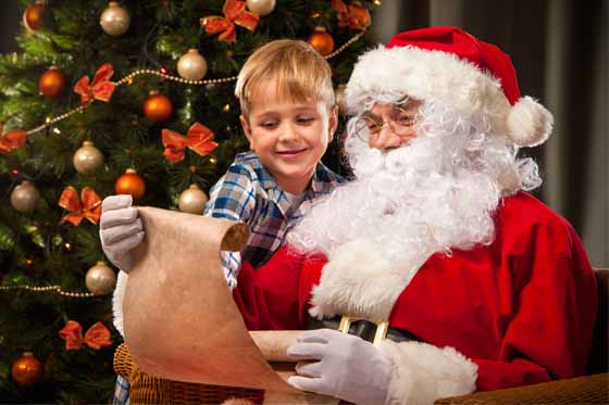 niño en las rodillas de papá noel