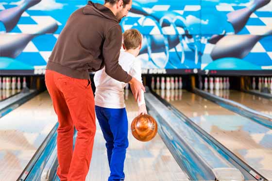 familia jugando en bolera