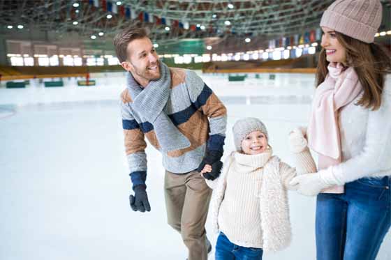 familia patinando en pista de hielo